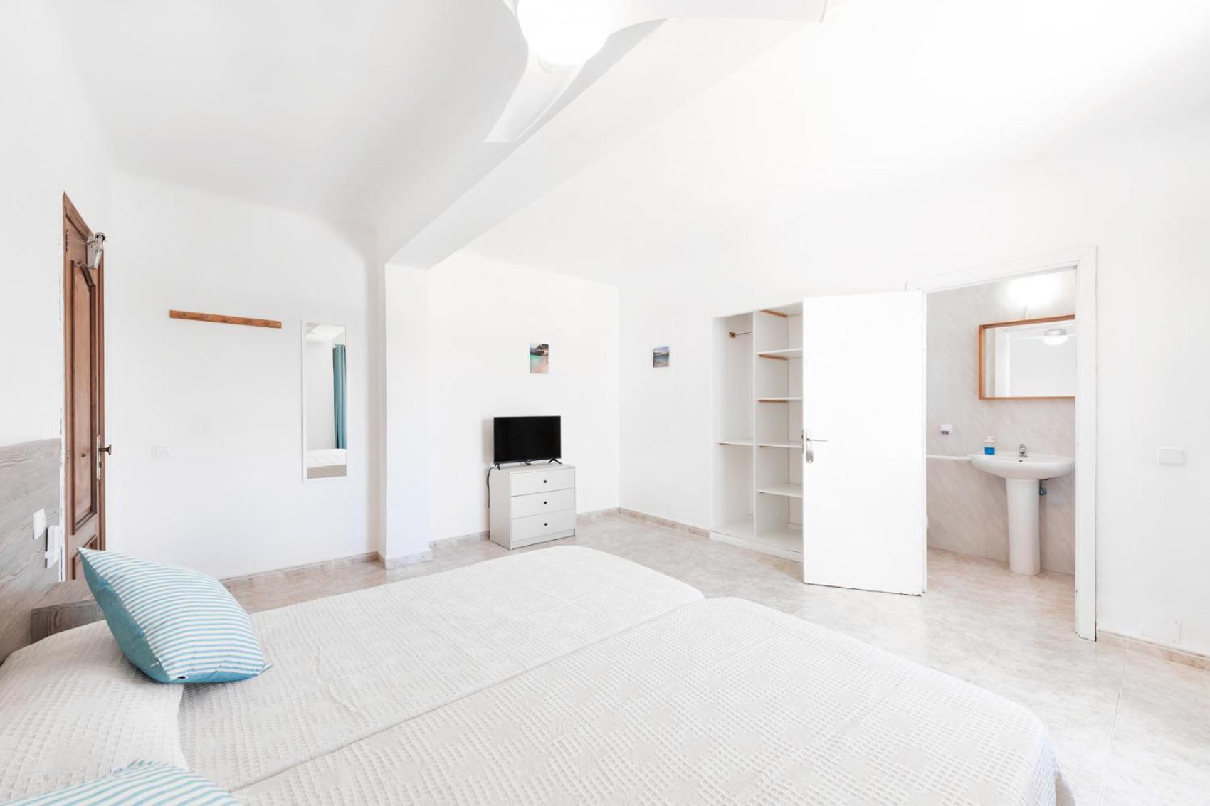 Guest house Hostal Cala Llombards