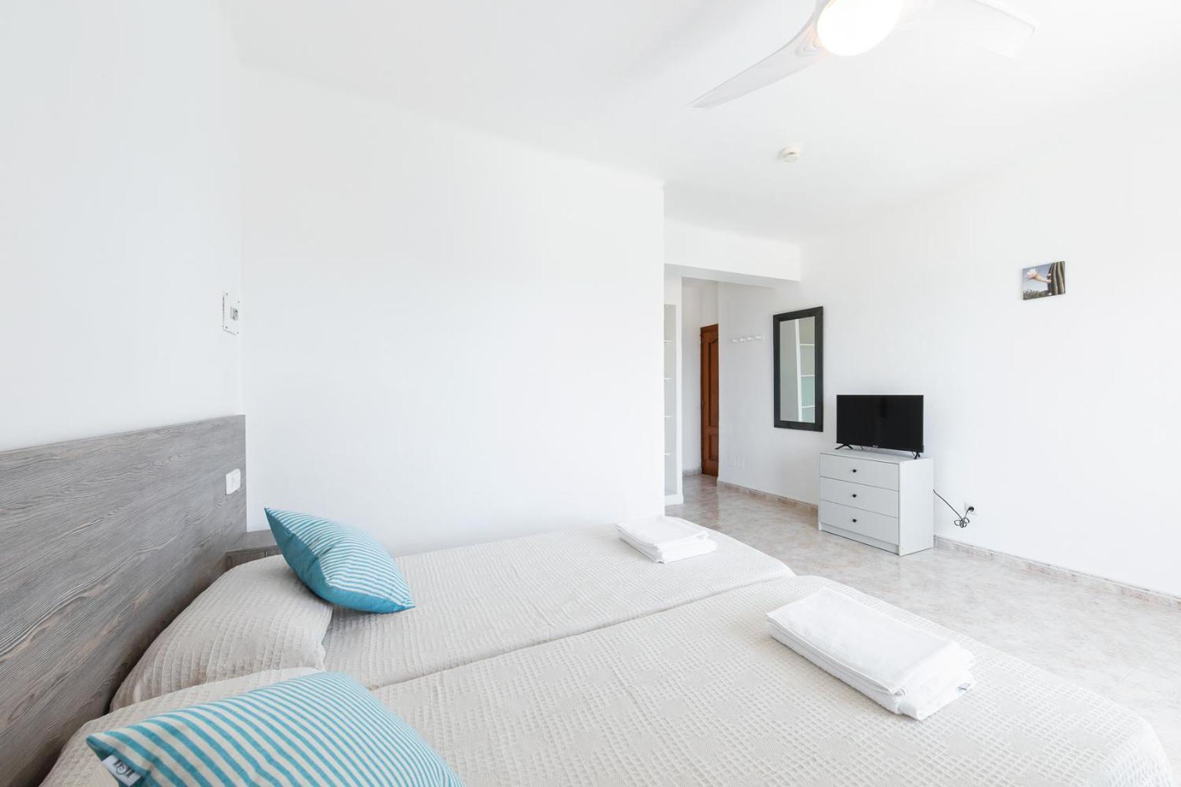 Hostal Cala Llombards Guest house *